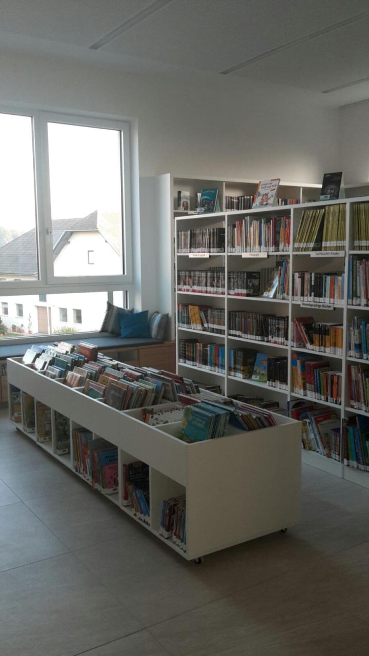 Buchregale der Bücherei Stroheim