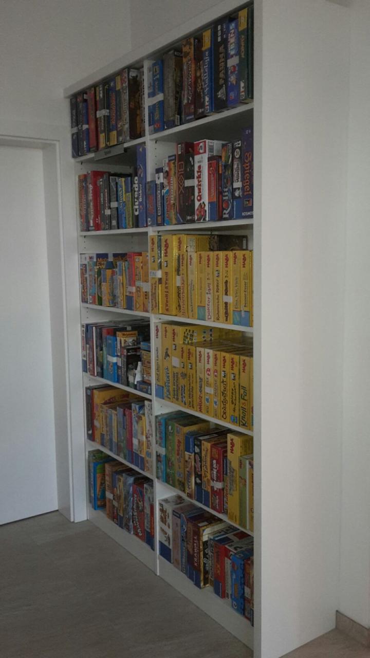 Spieleregal der Bücherei Stroheim