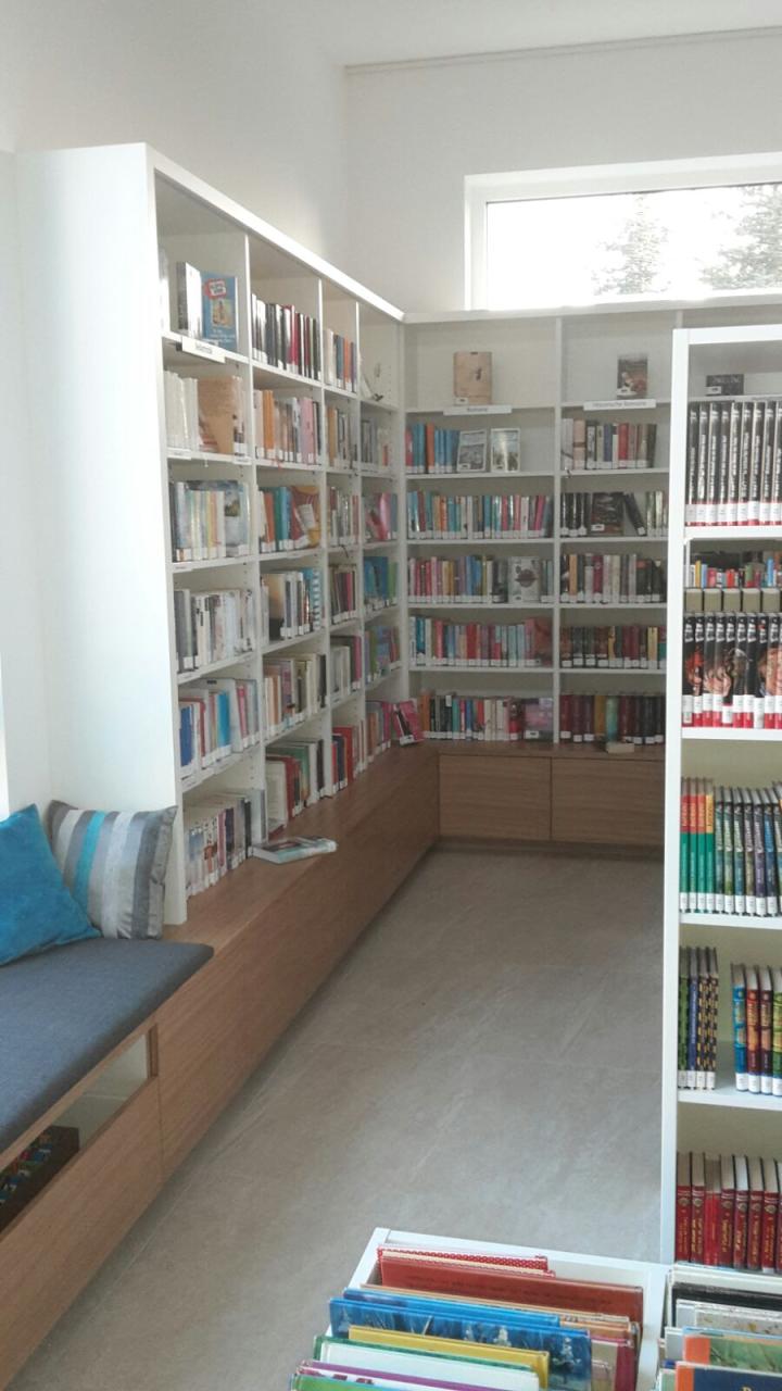 Regale der Bücherei Stroheim