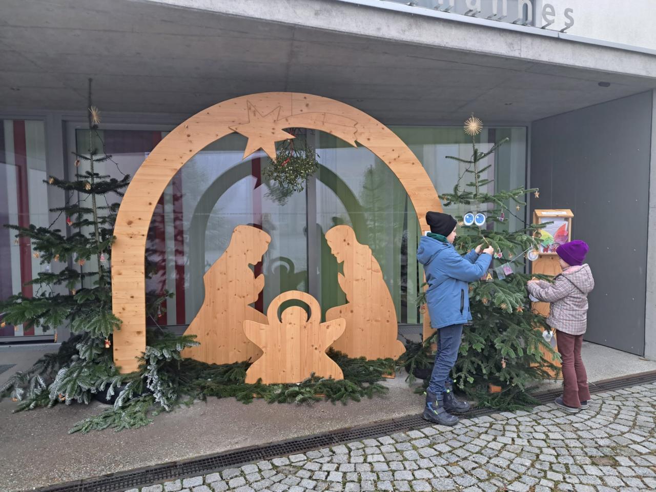 Willibald bekommt Schmuck