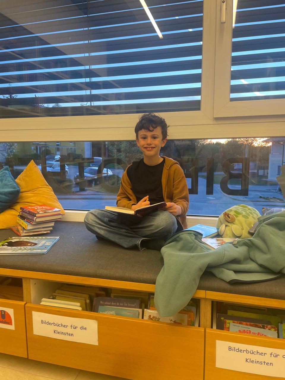 kleiner Junge beim Lesen 